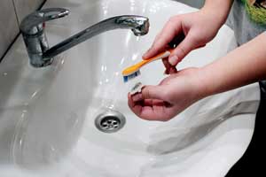 чистка серебряных украшений зубной пастой с нашытырём